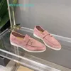 Designer Uomo Scarpe eleganti da donna Mocassini da donna in pelle di cervo di alta qualità Bottoni classici in metallo moda rotonda Sneaker con tacco piatto Passeggiata per il tempo libero shopping Scarpa da donna con scatola