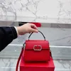 Luxury Handväskor Designers 2023 Ny höst- och vinter Mini Fin Temperament Diamond V Hårdvara Lock Mailman Bag Hand Shoulder Messenger Kvinna