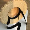 麦わら帽子の広い日焼けビーチハット黒と白のリボンボウノットストローキャップカジュアルレディースフラットトップパナマハット220817