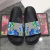Роскошные италия классический стиль тапочки дизайнерские женские тапочки Strawberry Print Мода Мужские сандалии мужчины Женщины тапочка тапочка плоская обувь размер 35-45