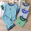 Комплекты одежды для детского мальчика летняя футболка шорты 2pcs Спортивный футбольный баскетбольный костюм детские мальчики летняя одежда W230210
