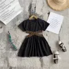 2023 Ins Girls Short Sleeve Dresses 2021 Summer Children Arrow Hollow midjeklänning Lady Style Black Clothing