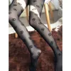 Sexy bas longs femmes mode bonneterie blanc et noir collants en dentelle fine respirant lettre creuse douce imprimée collants serrés chaussette de designer sans boîte