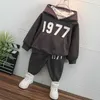 衣料品セット子供の服を着る男の子のスプリングと秋のスーツ2022新しいジュニアとミドルスクールの男の子スポーツセーターカジュアルウエスタントゥピースチーW230210