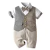 Kledingsets 2022 Zomer Nieuwe geruite kinderkleding Sets Shortsleeveved Baby Tonse onesie bowtie shirtshortshortsVest 3pcs pakken 2266 W230210