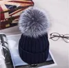 Bonsons de bonnet / crâne Caps 15cm balles femmes hiver chapeaux chauds femelles femelles mignonnes tricotées de vraie fourrure pompom enfants garçons grilles