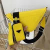 2023 V￤skor Clearance Outlets ￅrets popul￤ra nischdesign Kvinnor Summer Nya m￥ngsidiga Messenger Ins Super Fire Triangle Bag