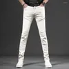 Mäns jeans beige herrarnas koreanska stil smala fit byxor streetwear casual dragkedja lapptäcke denim byxor cp2198