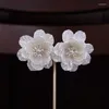 Kolczyki stadnorskie modne asymetryczne kwiatową perłę dla kobiet eleganckie vintage kwiat liści weselnej biżuteria