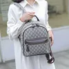 2023 Purses Clearance Outlet Online 온라인 판매 고용량 통근자 새로운 여성 가방 오래된 꽃 배낭 질감 대비 대비장 가방