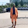 Costumes masculins Dernier design 2023 Summer en lin orange combinaison avec un pantalon court plage de marié de mariage smoking coup