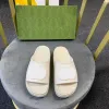 С дизайнером коробки Slipper Momens Fashion вышитая холст, дизайнерские слайды скользит на тапочках, девочки, покрытые платформой, сандалии 35-45 Vr
