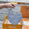 23SS Womens Valentine Love Style Vanity Bags Cosmetic Case med topphandtag Totes Gold Metal Chain Crossbody axelhj￤rta mini dragkedja 3 f￤rger blomma handv￤skor 20 cm