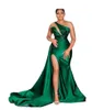 2023 Elegante dunkelgrüne Pailletten-Meerjungfrau-Abschlussballkleider One Shoulder Neck Side Split Abendkleider Satin Sweep Zug formelles Kleid GW0210