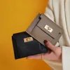 Plånböcker lyxiga kvinnors plånbok små låshållare varumärke design klaff kort läder kvinnlig mynt handväska nya smala kvinnor pengar väska g230209