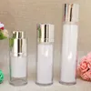 Bouteilles de stockage 50 ml tournent la bouteille sans air blanche avec la pompe d'argent/or pour la lotion/émulsion/sérum/fond de teint/blanchissant le récipient cosmétique