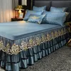 Gonna letto Gonna letto Copriletto ricamato di lusso Copriletto Decorazione biancheria da letto per la casa Gonna Tappetino in rayon Biancheria da letto europea pieghevole per letto queen size 230210