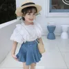 衣料品セット2022新しい春と夏の子供の服の女の子は新鮮な甘くて素敵な白いレースコートとデニムスカートのトワイスセット服w230210スーツ