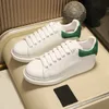 Casual skor män kvinnor överdimensionerad klassisk sneaker par lägenheter vita svarta deerskin vår sommar designer mode sammet ny snörning tjockt sulat läder 35-46