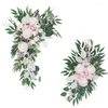 Decoratieve bloemen kunstmatige bordeauxige bruiloft boog blush roze draperende stof receptie achtergrond decor