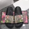 Slippers ontwerper luxe Italië klassieke stijl vrouwen aardbei print mode heren rubber sandaal mannen slipper platte schoenen glijgrootte 35-45 8rbx