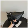 2023 V￤skor Clearance Outlets ￅrets popul￤ra nischdesign Kvinnor Summer Nya m￥ngsidiga Messenger Ins Super Fire Triangle Bag