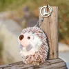 Key ringen 10 cm schattige hedgehog plush keychain creatieve anime tas hanger pluche sleutelring hanger mooi cadeau voor vriendin G230210