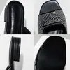 Zapatillas Mujer Zapatillas Tacones bajos 2023 Nuevo en Gladiador Diamantes de imitación casuales Chanclas Diapositivas Fuera de la moda Zapatos de mujer modernos de lujo G230210