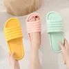 Tofflor mjuka ensamma hem tofflor unisex par inomhus badrum nonslip flip flops golv platt skor eva deodorant kvinnor män enkla sandaler g230210