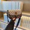 2023 Femme Luxury Designer Bolsa Crossbody Sacos para mulheres Comprador de couro Bolsas de aba pequenas