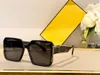 Lunettes de soleil femmes pour femmes hommes lunettes de soleil Style de mode pour hommes protège les yeux UV400 lentille avec boîte aléatoire et étui 0056