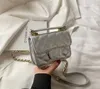 Luksusowe torebki dla dzieci Diamentowe metalowe litera klamra pu leatter crossbody torebki designerskie dla dzieci kołdry jedna torba na ramię f1537