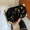 Kvällspåsar Metal Badge Womens Clutch Bag 2023 Fashion Handbag Chain Buckle Small Square Elegant Ladies Party Messenger Kvinna