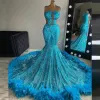 Abiti da sera Pea 2023 Senza maniche Sirena Applique in pizzo Piuma Gioiello Collo Sweep Train Raso Plus Size Pieghe Abito da ballo Abiti formali personalizzati