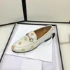 2023 مصمم برينستاون نعال البغال أزياء النساء المتسكعون سلسلة معدنية مريحة حذاء حذاء خملي