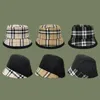 senza scatola Stile britannico Classico Modello a griglia Cappelli a tesa larga Designer Moda Fascino Donna Primavera Autunno Casual Viaggi Parasole Protezione solare Cappello da pescatore