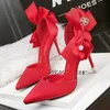 Chaussures habillées Femmes à nœuds Pumps Chaussures de créateurs Talons hauts Sandales Femmes Satin Stiletto Talons Sexy Pearl Wedding Chaussures Plus taille 43 230210