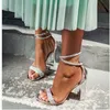 Sandały Silver Crystal Sexy Sandals Sandals Square Obcing Pasple Gladiator Sandals Sandals Stiletto Wedding Ren Kamień G230211