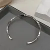 Bangle Livvy Einfache verdrehte englische Briefarmband für Frauen Männer Mode Retro Punk handgefertigtes Party Schmuck Geschenk