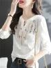 女性のブラウスシャツ女性春秋の白いブラウストップレディカジュアル刺繍Vネック長袖