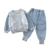 Uppsättningar passar baby pojkar solid färg tröja sport hoody jeans kläder set småbarn barn träning barn vår höstkläder 2 7y 230210