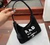 2023 Pessas de folga outlet online venda luxuosa corpora cruzada textura bordada de um ombro de ombro de braço crescente outono e inverno New Women's Bag Trend