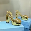 Raso Yaylası Metalik Peep-Toe Platform sandaletler yüksek topuklu ayakkabılar Ayak Bileği Logo plak kayış topuklu Pompalar blok topuk sandalet kadınlar için lüks tasarım ayakkabılar fabrika ayakkabı