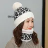 Beanies Beanie/Skull Caps modieuze luipaard gebreide hoed dames plus fluwelen verdikte koudbestendige warme slabbetje set buiten wollen