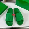 2024 Slider Slippers Voor Mannen Vrouwen Hoge Kwaliteit Designer Slides Groen Wit Zwart Flats Rubber Zwembad Strand Schoenen Vrouw Mode Outdoor huis Sandalen