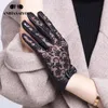 Gants à cinq doigts Gants en cuir pour femmes de mode sexy printemps et automne gants en dentelle noire en peau de mouton mince arc gants pour femmes-7018 230210