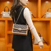 2023 Monederos Liquidación Outlet Venta en línea Hong cuero genuino mujer nuevo coreano casual versátil moda ancho cinturón de hombro cadena pequeña bolsa cuadrada