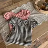 Tシャツ鹿ヨンミ2022夏の新しい韓国スタイルのベビーガールストライプTシャツボウノットバックレスパフスリーブトップス幼児ティーズティーT230209