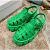 샌들 새로운 여름 여성 샌들 속이 빈 발목 버클 라운드 발가락 신발 소프트 플랫폼 증가 여성 야외 비치 캐주얼 샌들 G230211
