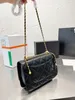 Modedesigner en axelv￤ska lyxig kvinnors handv￤ska crossbody v￤ska lammskinn dubbel liten guld boll justerbar kedja handv￤ska l￥s sp￤nne